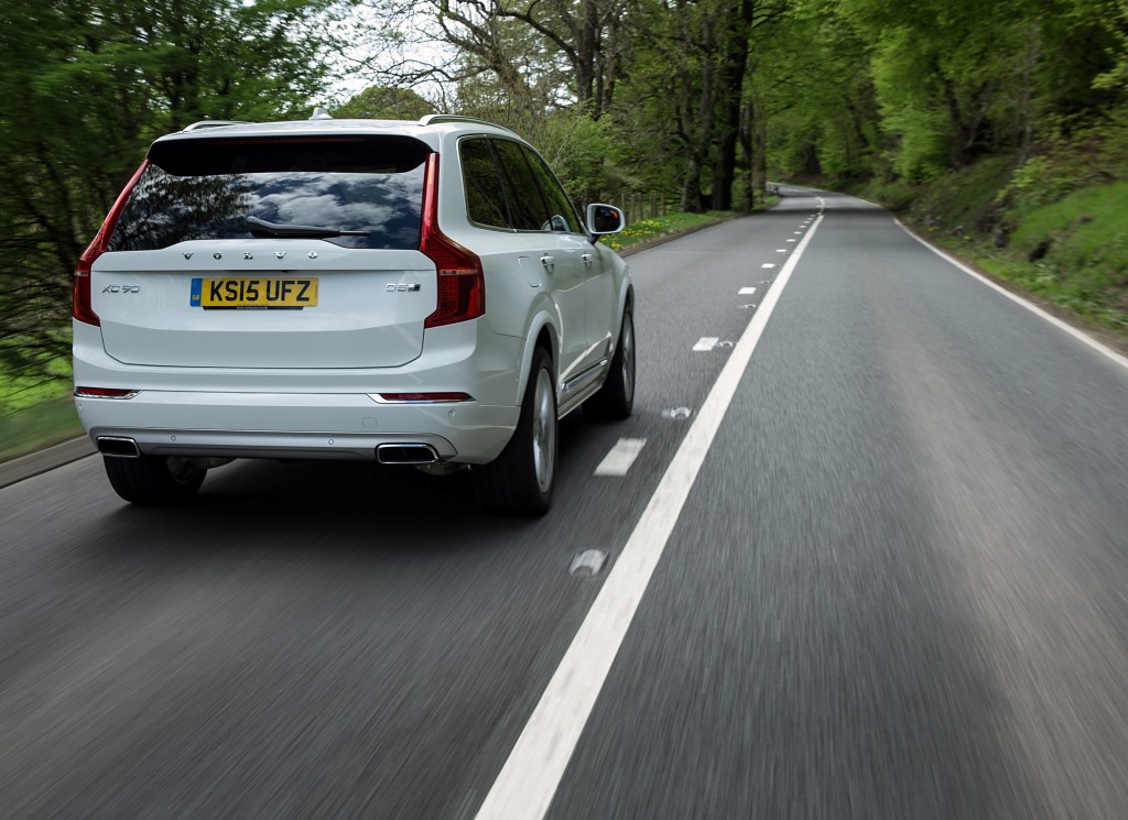 Rear, dynamic image of the all-new Volvo XC90 in Ice White