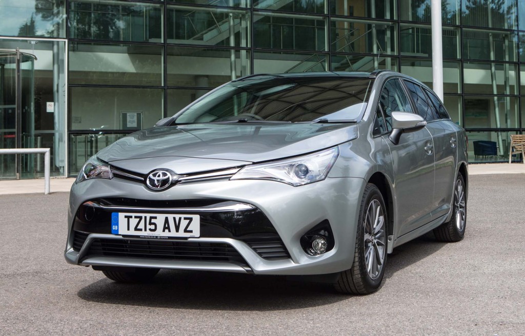 2015-Avensis-touring-sports-exterior-static-6